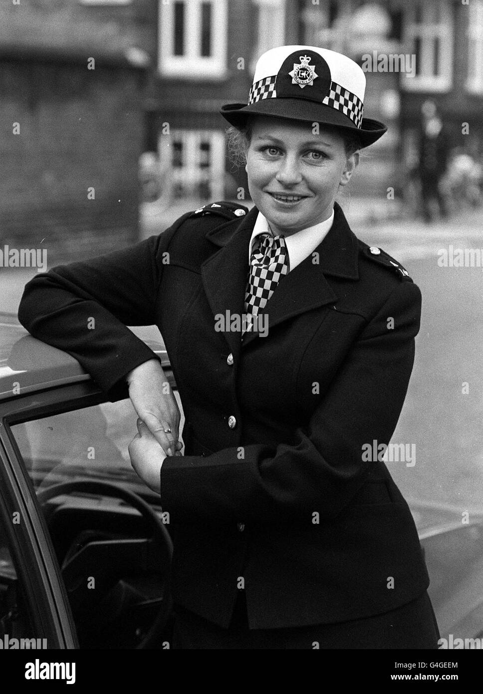 PA NEWS PHOTO 27/11/82 WPC JULIE HITCHINGS IN LONDON WEARING THE TRADITIONAL POLICE UNIFORM Stock Photo