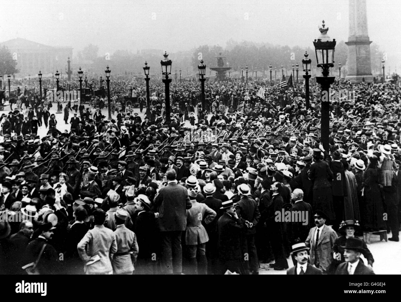 04/09/1917 - ON THIS DAY IN 1917 - American troops in France suffer their first casualty in World War One 6th APRIL: The USA declares war on Germany and enters World War I . PA NEWS PHOTO 4/7/1917 INDEPENDENCE DAY IN PARIS: THE AMERICAN TROOPS MARCHING THROUGH THE PLACE DE LA CONCORDE TO LES INVALIDES DURING THE FIRST WORLD WAR. 1917. Stock Photo