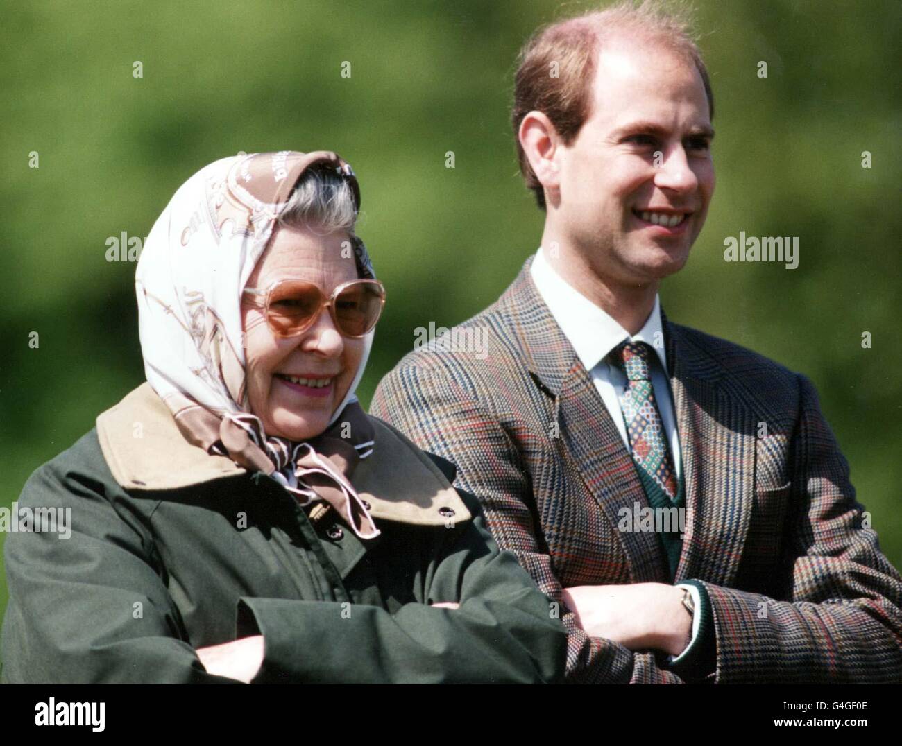 Library file dated 14.05.95 of HRH The Queen and her youngest son Prince Edward. Prince Edward and his long-term girlfriend Sophie Rhys-Jones are expected to announce their engagement this morning (Wednesday). Photo by Martin Keene/PA. See PA story ROYAL Engagement. Stock Photo