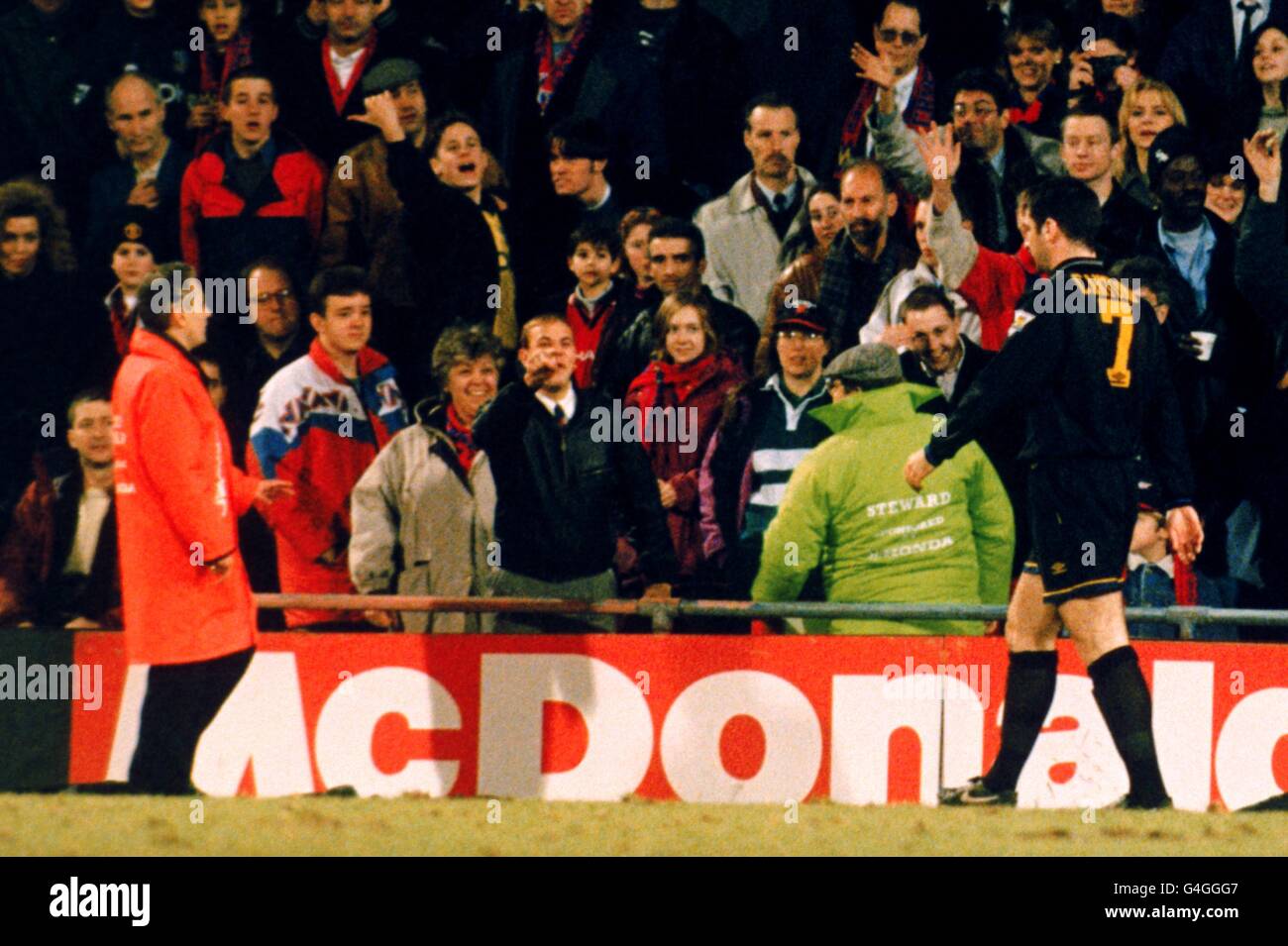 A Crystal Palace fan shouts abuse at Eric Cantona following his sending off  Stock Photo - Alamy