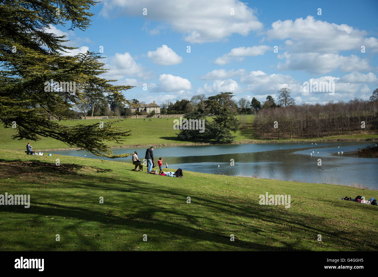 People having a picnic at The Queen Pool at Blenheim Palace in Woodstock  Oxfordshire in the UK Stock Photo