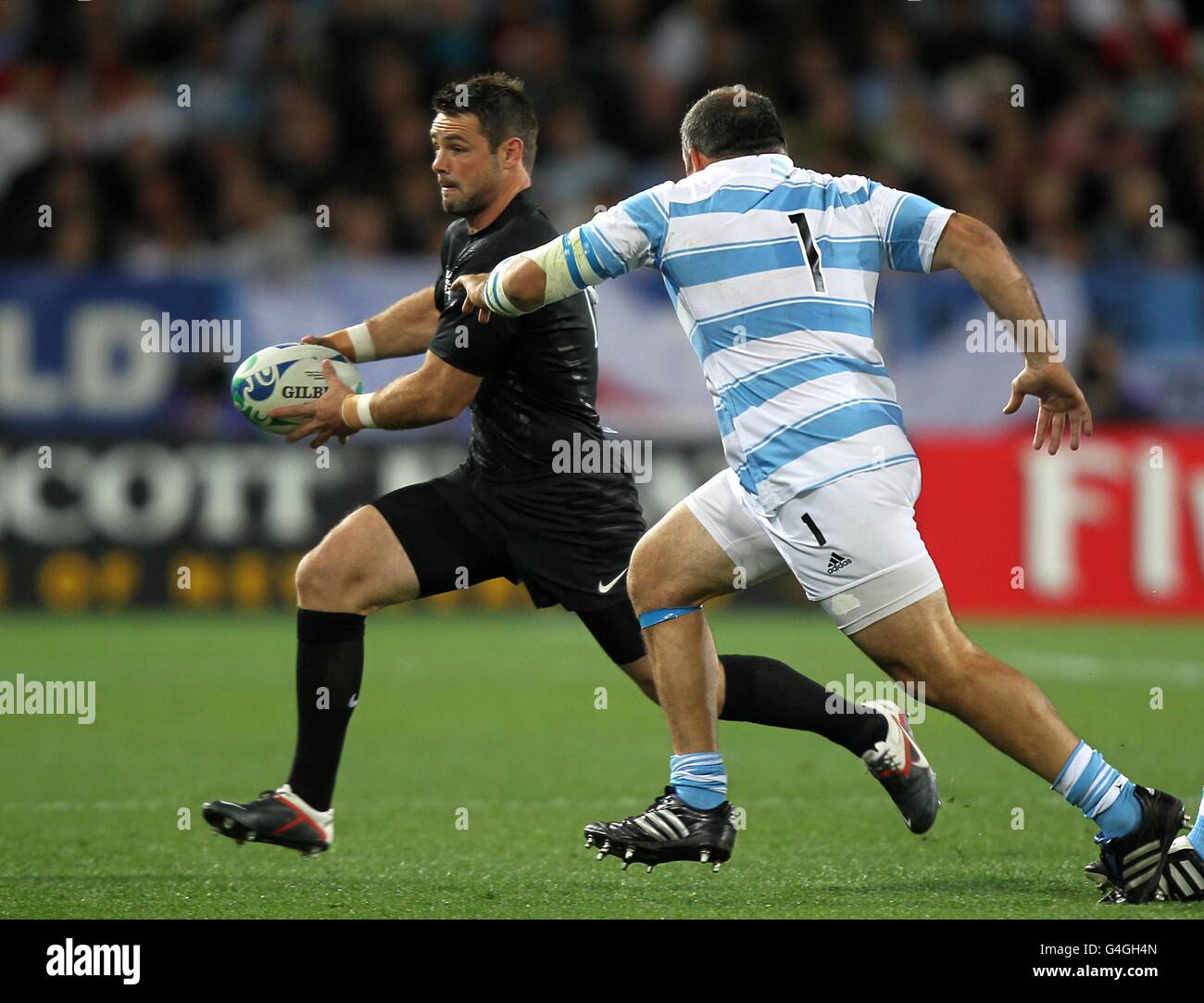 Rugby Union - IRB Rugby World Cup 2011 - Pool B - Argentina v England -  Otago Stadium. England's Ben Foden (left) attempts to get away from  Argentina's Rodrigo Roncero Stock Photo - Alamy