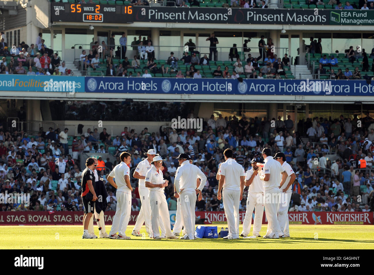 Cricket - npower Fourth Test - Day Three - England v India - The Kia Oval. A general view of a team talk during a drinks break Stock Photo