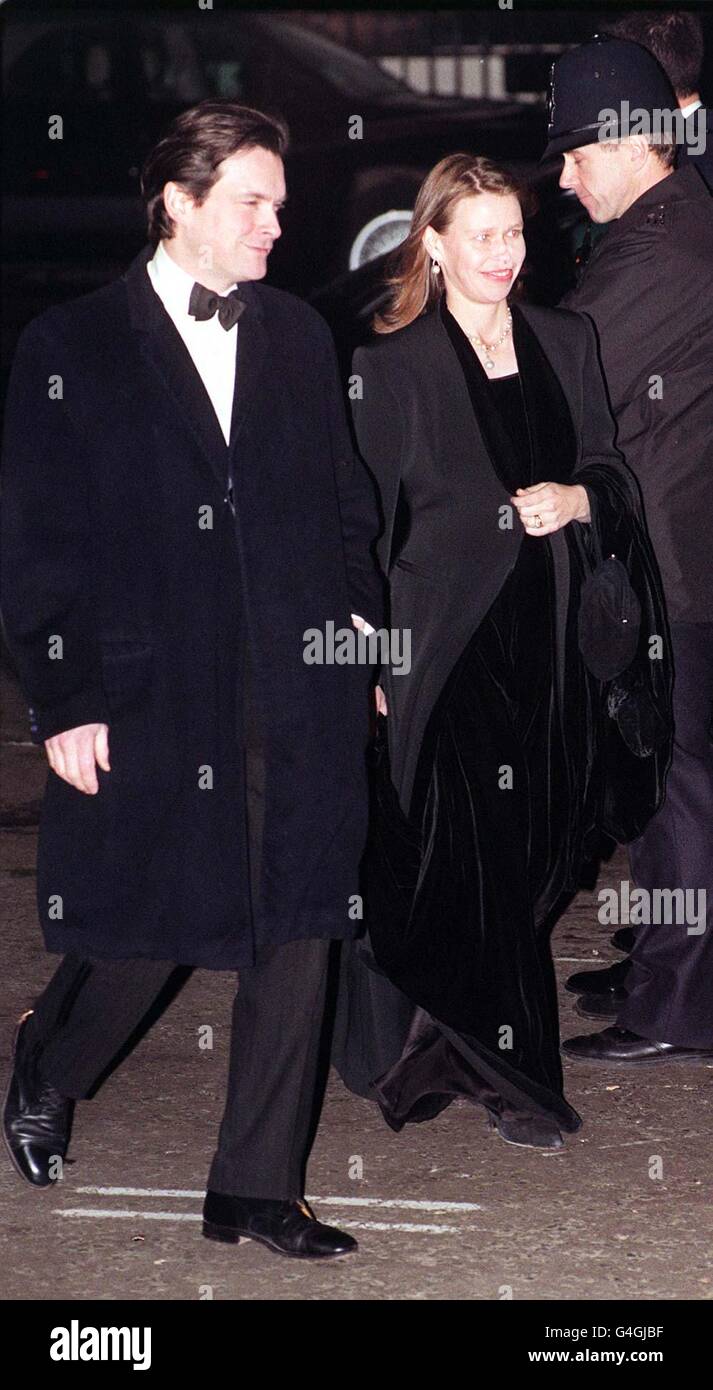 Daniel Chatto accompanied by his wife Lady Sarah (daughter of the younger sister of The Queen Princess Margaret). arrive at a 50th birthday party held in honour of the Prince of Wales at a mansion belonging to the family of Diana Princess of Wales, in St James' central London this evening (Thursday). Photo by Neil Munns/PA. Stock Photo