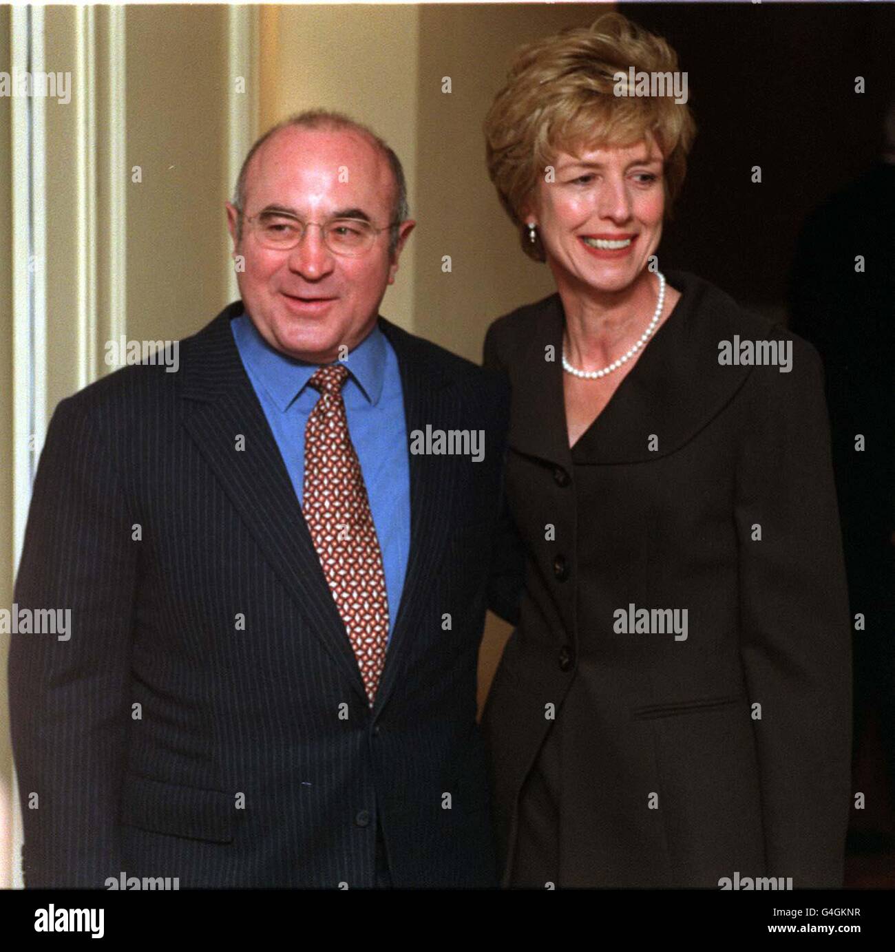 PA NEWS PHOTO 8/12/98 ACTOR BOB HOSKINS, AND HIS WIFE LINDA, AT THE VARIETY CLUB CHRISTMAS DINNER, HELD IN HONOUR OF SIR CLIFF RICHARD'S 40 YEARS IN SHOWBUSINESS, AT THE HILTON HOTEL, IN LONDON. Stock Photo