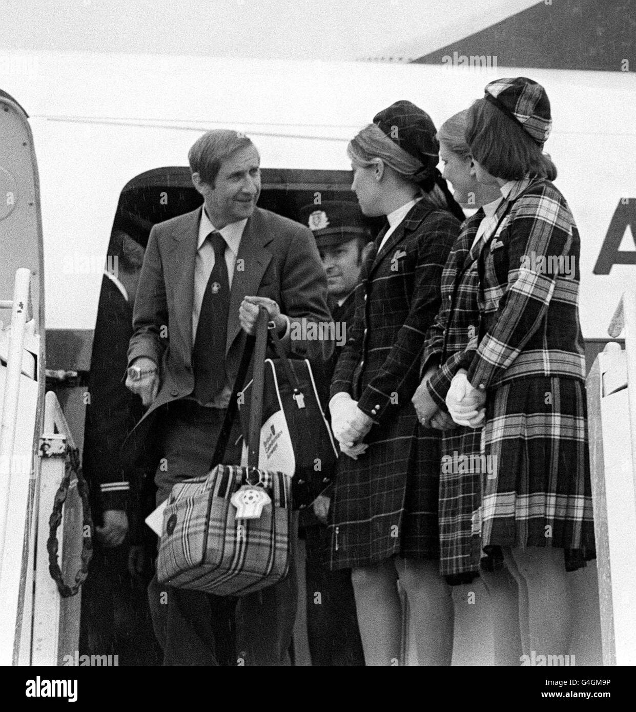 PA NEWS PHOTO 15/6/78: SCOTLAND INTERNATIONAL MANAGER ALLY MCCLOUD LEAVING THE PLANE AT LONDON'S GATWICK AIRPORT AFTER THEIR RETURN FROM THE WORLD CUP TOURNAMENT IN ARGENTINA AFTER BEING KNOCKED OUT BY THE HOST NATION Stock Photo
