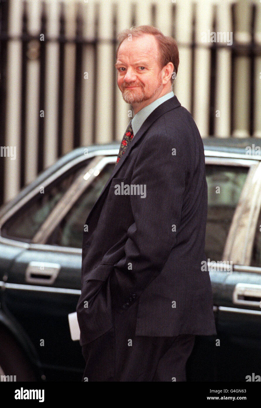 Foreign Secretary Robin Cook, arriving in London's Downing Street today Friday December 18, 1998, following the continuation of Allied air strikes on Iraq last night. See PA Story POLITICS Iraq. Photo by Peter J Jordan./PA. Stock Photo