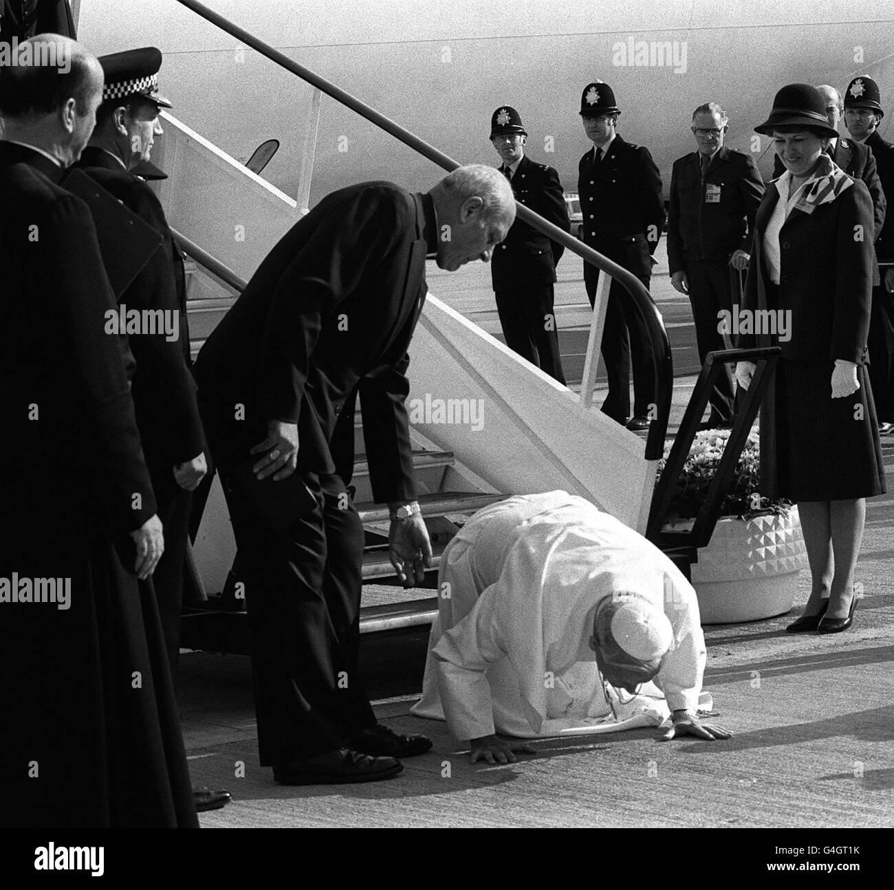 Religion - Pope John Paul II Visit to Britain - Gatwick Airport Stock Photo  - Alamy