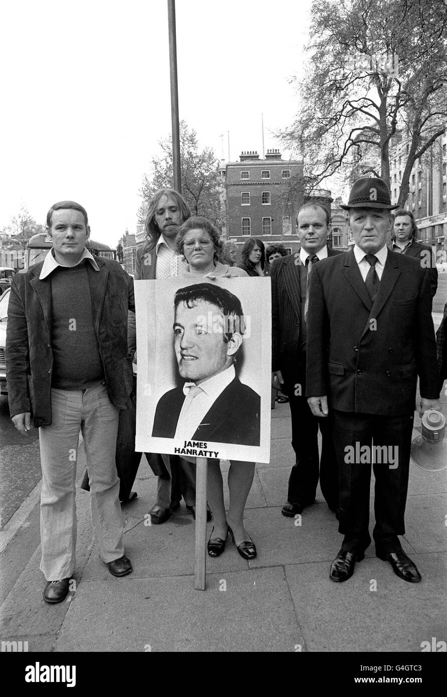 PA NEWS PHOTO 12/5/74 : MR. AND MRS. JAMES HANRATTY MARCHING TO 10 DOWNING STREET IN LONDON WITH PETITION TO SUPPORT THEIR SON JAMES ACCUSED OF THE A6 MURDER CASE. JAMES HANRATTY WAS HANGED 4/4/62 AT BEDFORD PRISON. Stock Photo