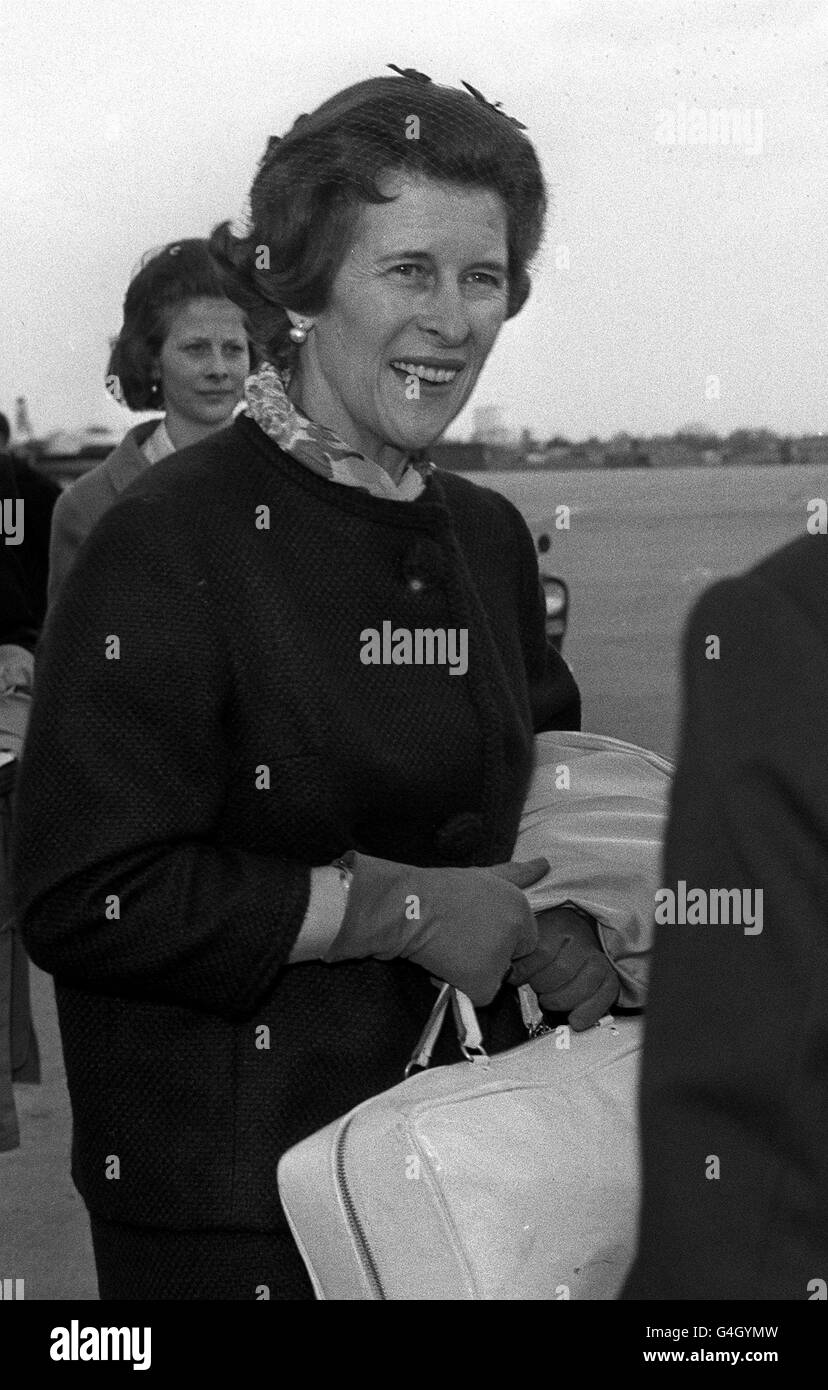 22/4/63: PRINCESS GEORG OF HANOVER AT LONDON AIRPORT AFTER FLYING IN FOR THE WEDDING NEXT WEDNESDAY OF PRINCESS ALEXANDRA AND MRS. ANGUS OGILVY. PRINCESS GEORG, ALSO KNOWN AS SOPHIE, IS THE SISTER OF THE DUKE OF EDINBURGH. NOTE: ISSUED IN CONNECTION WITH ERNST OF HANOVER MARRIAGE Stock Photo