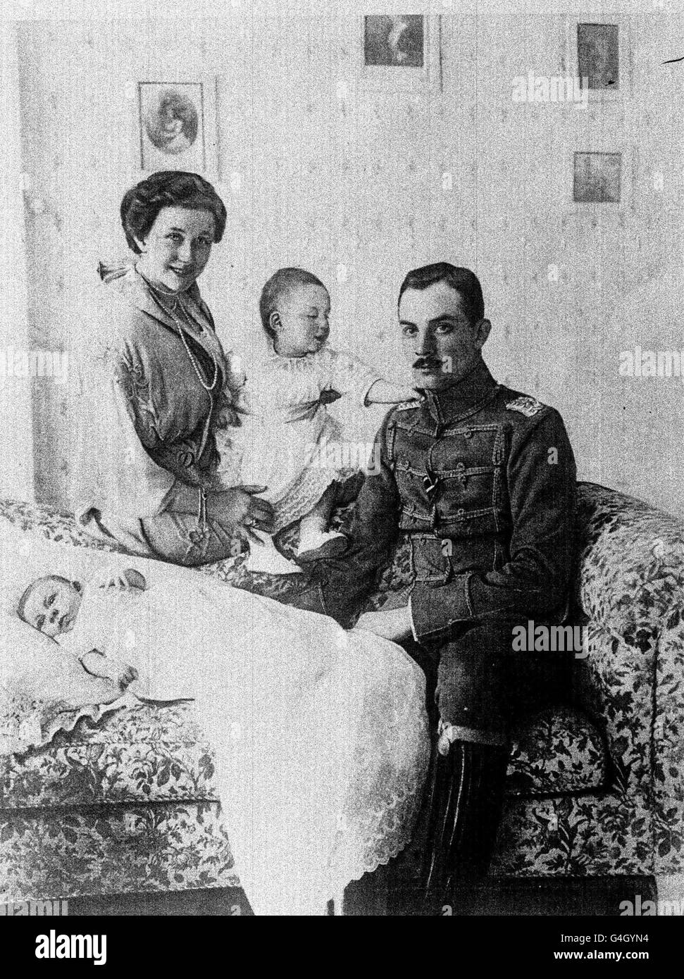 PA NEWS PHOTO CIRCA: 1915 A LIBRARY PHOTO OF THE DUKE AND DUCHESS OF BRUNSWICK WITH THEIR TWO CHILDREN. NOTE: ISSUED IN CONNECTION WITH ERNST OF HANOVER MARRIAGE Stock Photo