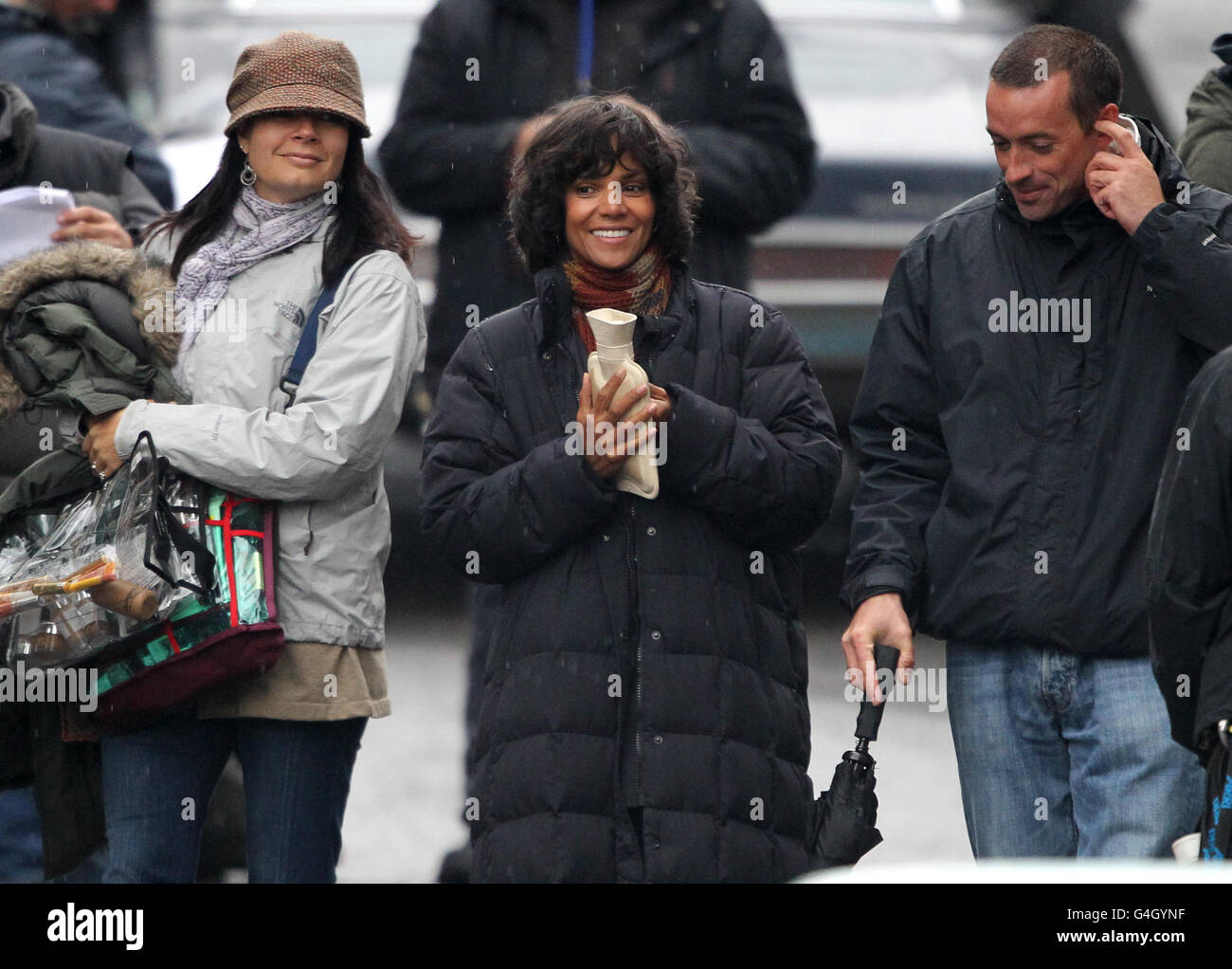 https://c8.alamy.com/comp/G4GYNF/halle-berry-warms-her-hands-with-a-hot-water-bottle-whilst-on-the-G4GYNF.jpg