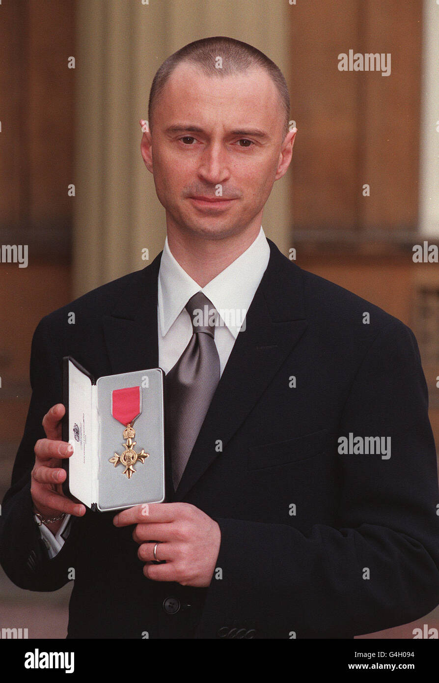 Actor Robert Carlyle at Buckingham Palace after he received his OBE from Britain's Queen Elizabeth II. Carlyle has starred in the TV series 'Hamish Macbeth', & the hit British films 'Trainspotting' & 'The Full Monty', amongst others. Stock Photo