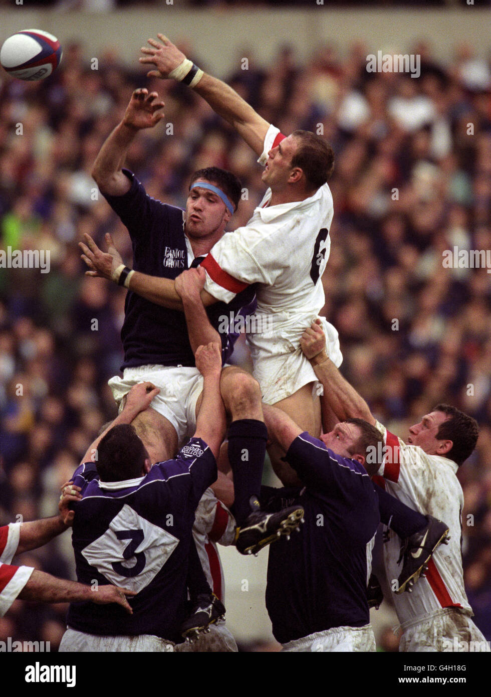 England's Lawrence Dallaglio (right) rises to the challenge in the line-out against Scotland's Scott Murray during the Calcutta Cup victory over Scotland at Twickenham. England won 24-21. Stock Photo