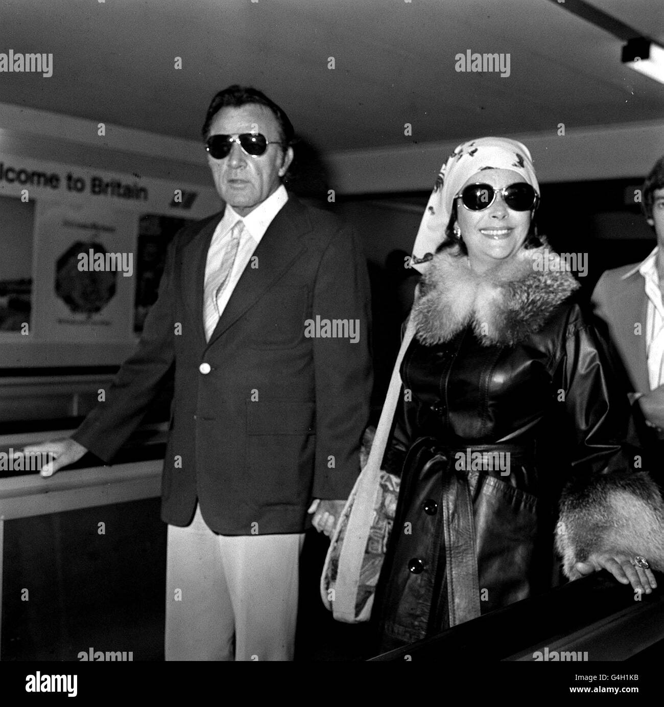 PA NEWS PHOTO 10/11/75 A LIBRARY FILE PICTURE OF RICHARD BURTON AND WIFE ELIZABETH TAYLOR ARRIVING AT LONDON'S HEATHROW AIRPORT FROM JOHANNESBURG Stock Photo