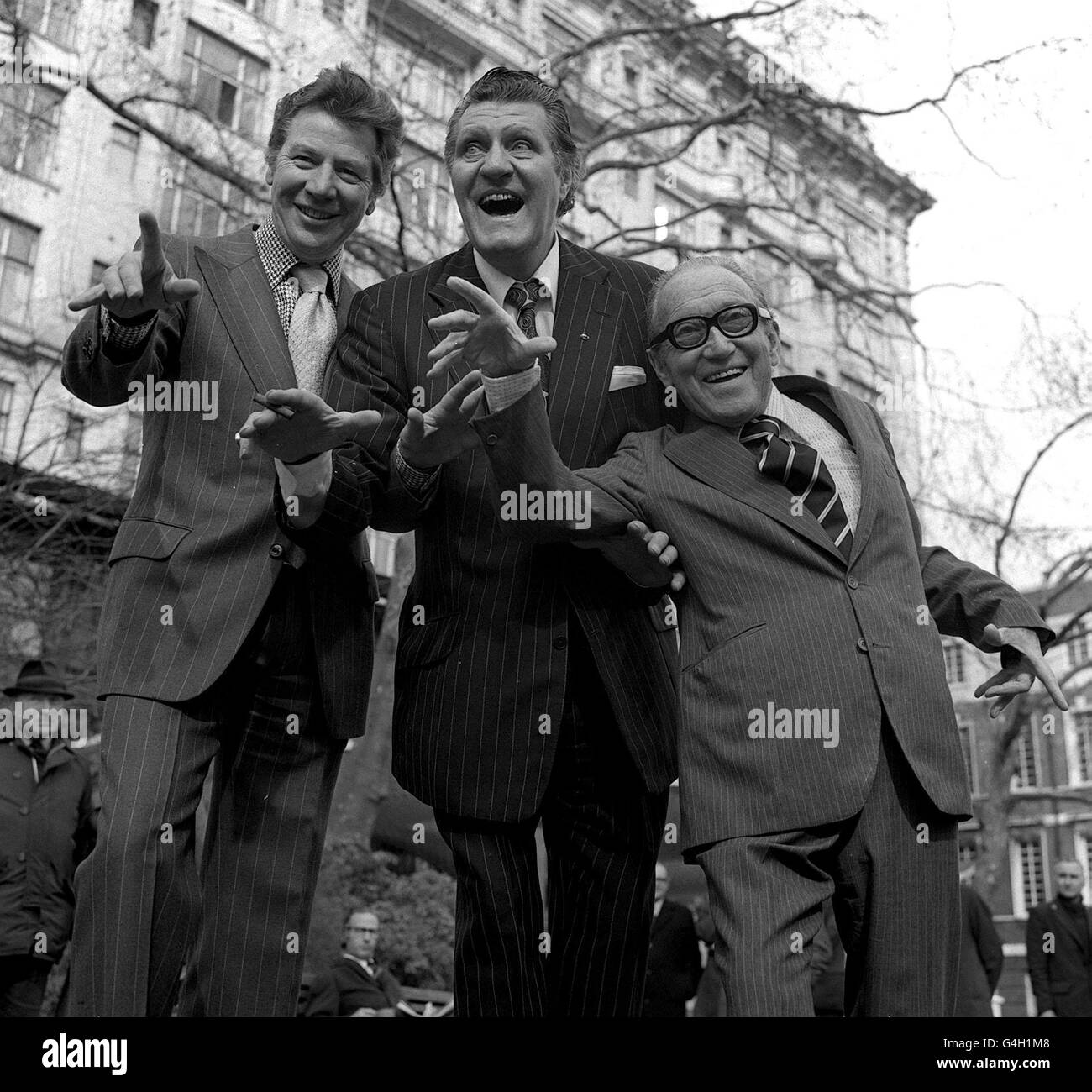 PA NEWS PHOTO 15/4/84 A LIBRARY FILE PICTURE OF TOMMY COOPER (CENTRE) WITH MAX BYGRAVES (LEFT) AND ARTHUR ASKEY IN LONDON Stock Photo