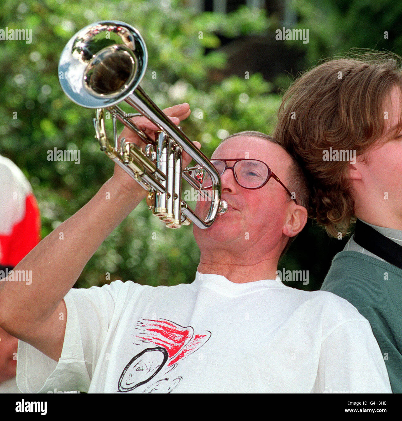 Roy Castle Instrument PA NEWS PHOTO 11/9/92 ROY CASTLE PLAYING THE SAXOPHONE IN GERRARDS ...