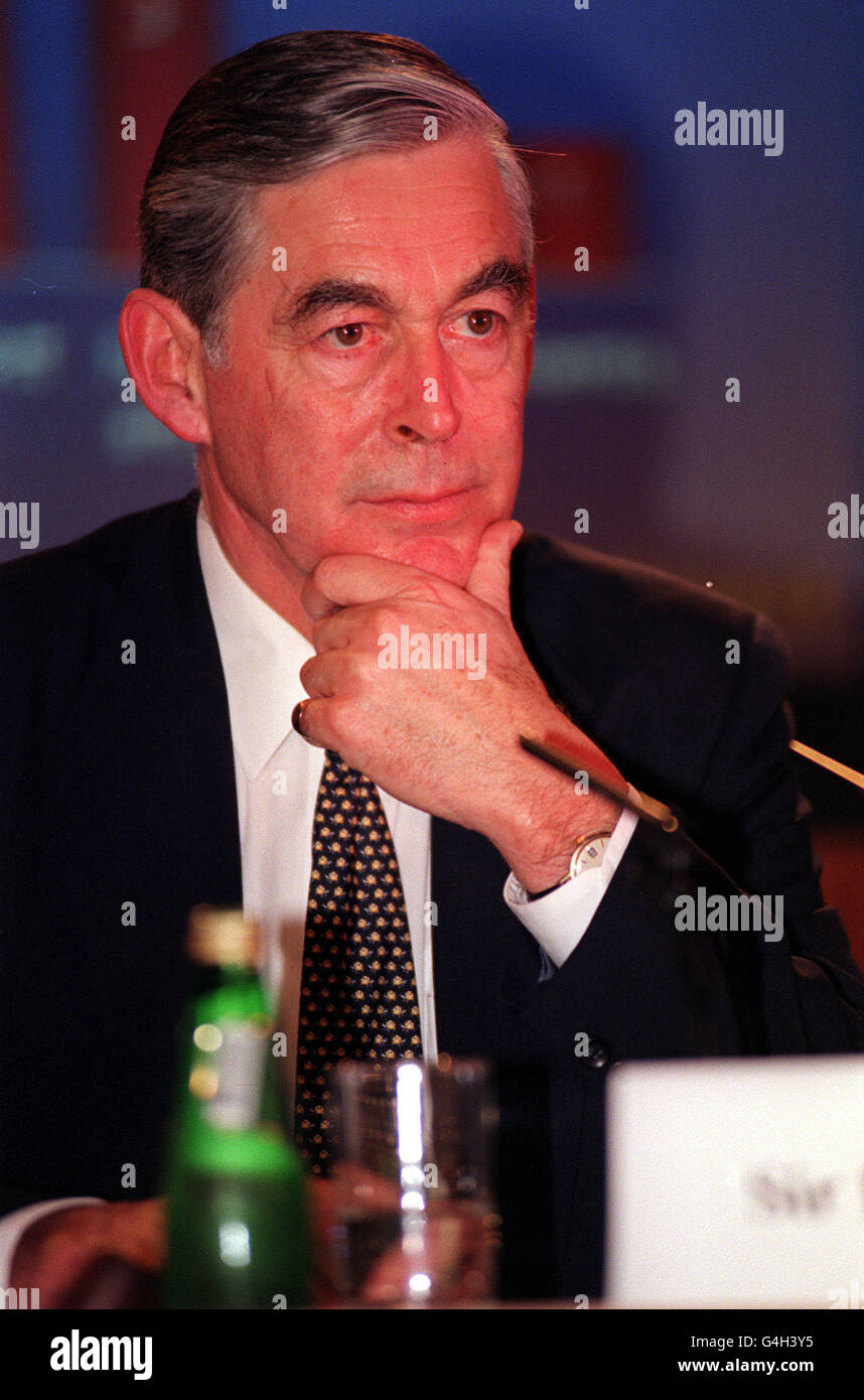 PA NEWS 9/12/98 SIR DAVID BARNES, CHIEF EXECUTIVE OF THE ZENECA GROUP PLC, AT A NEWS CONFERENCE IN LONDON FOLLOWING THE MERGER OF ASTRA AND ZENECA WHICH WILL CREATE A GLOBAL LEADER IN THE PHARMACEUTICALS INDUSTRY. Stock Photo
