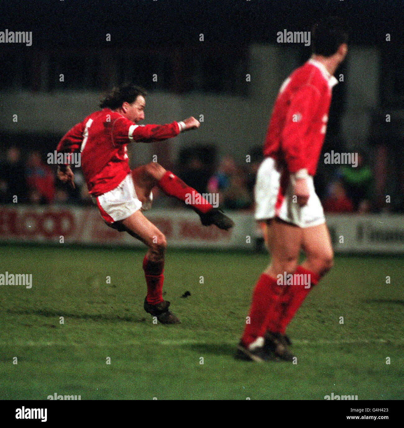 PA NEWS PHOTO 4/1/92 MICKEY THOMAS, WREXHAM CAPTAIN SCORES THE EQUALISER AGAINST ARSENAL IN THE F.A. CUP 3RD ROUND. THEY WON THE MATCH 2-1 Stock Photo