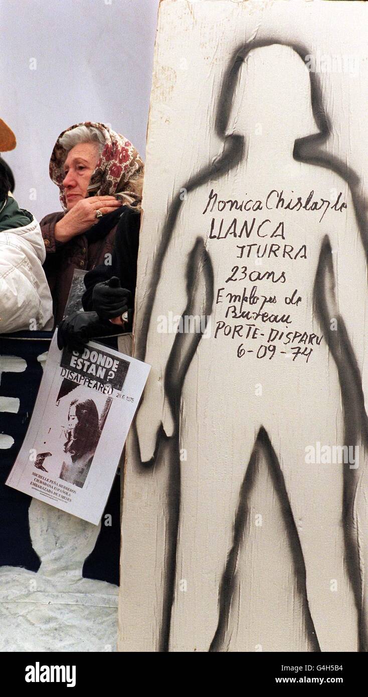 A demonstrator outside Belmarsh Magistrates Court in south east London today December 11, 1998, where former dictator of Chile General Augusto Pinochet, appears to face extradition to Spain. Photo by Neil Munns/PA. See PA story COURTS Pinochet Stock Photo