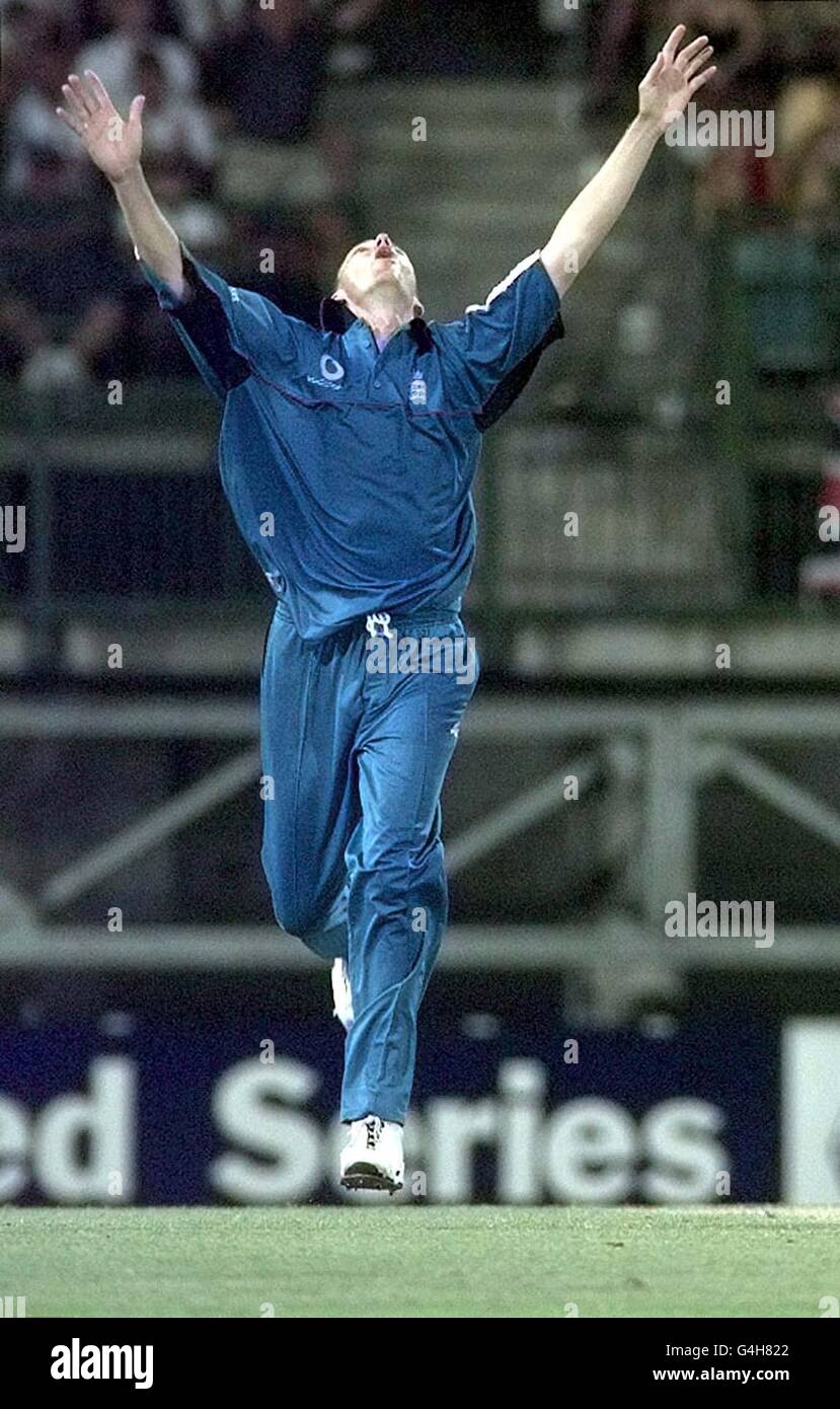 England's Alan Mullally throws his arms in the air after taking his fourth wicket of the day by bowling Damien Martyn during the first One-Day International between England and Australia at the Gabba in Brisbane. England won the rain-affected match by seven runs. Picture by BEN CURTIS/PA. **EDI** Stock Photo