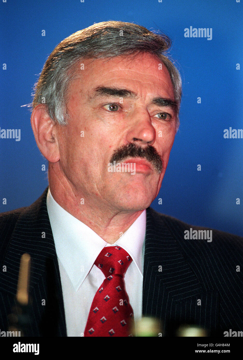 PA NEWS PHOTO 9/12/98  TOM MCKILLOP, OF THE ZENECA GROUP PLC ZENECA PHARMACEUTICALS, SPEAKING AT A NEWS CONFERENCE IN LONDON FOLLOWING THE MERGER OF ASTRA AND ZENECA, CREATING A GLOBAL LEADER IN PHARMACEUTICALS Stock Photo