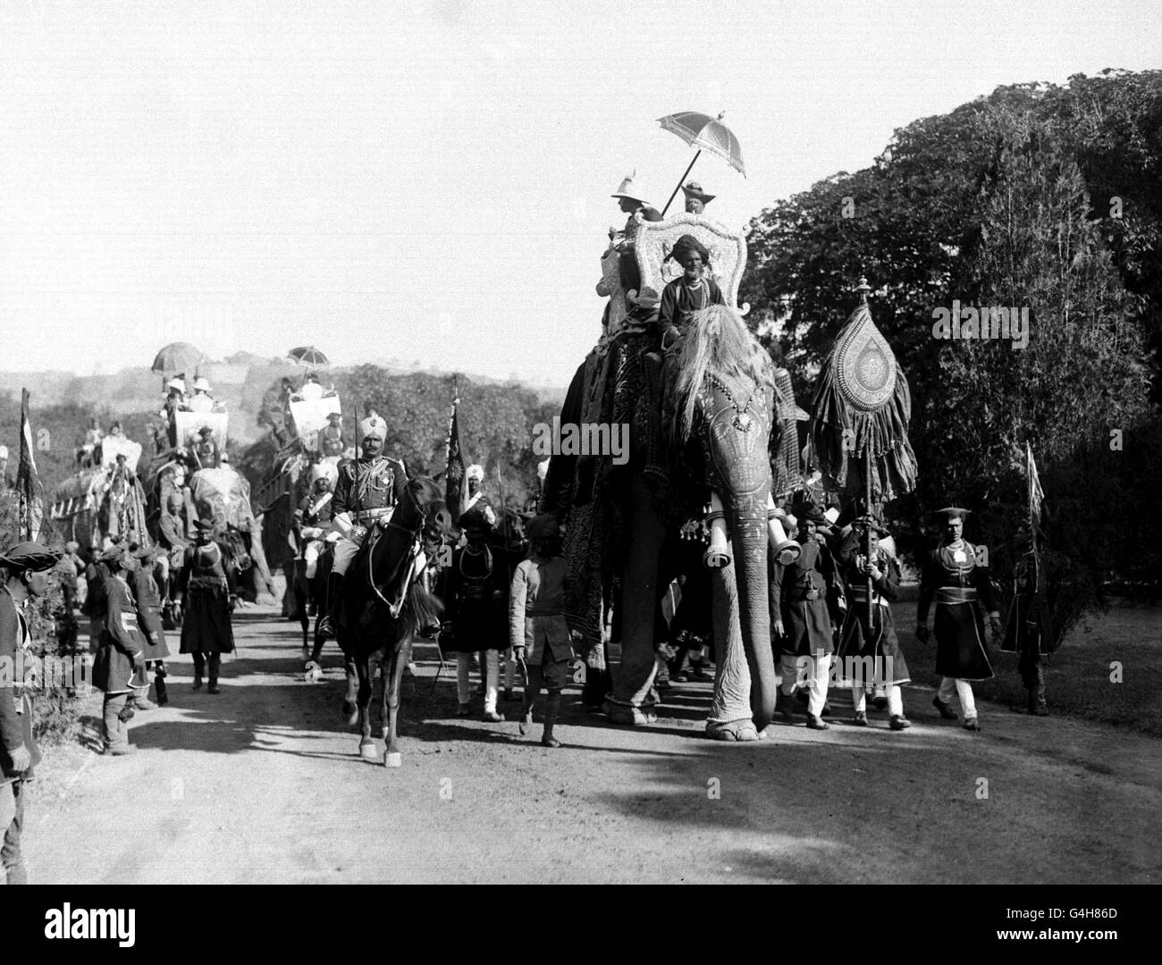 PRINCE OF WALES ON ELEPHANT : GWALIOR 1922 Stock Photo