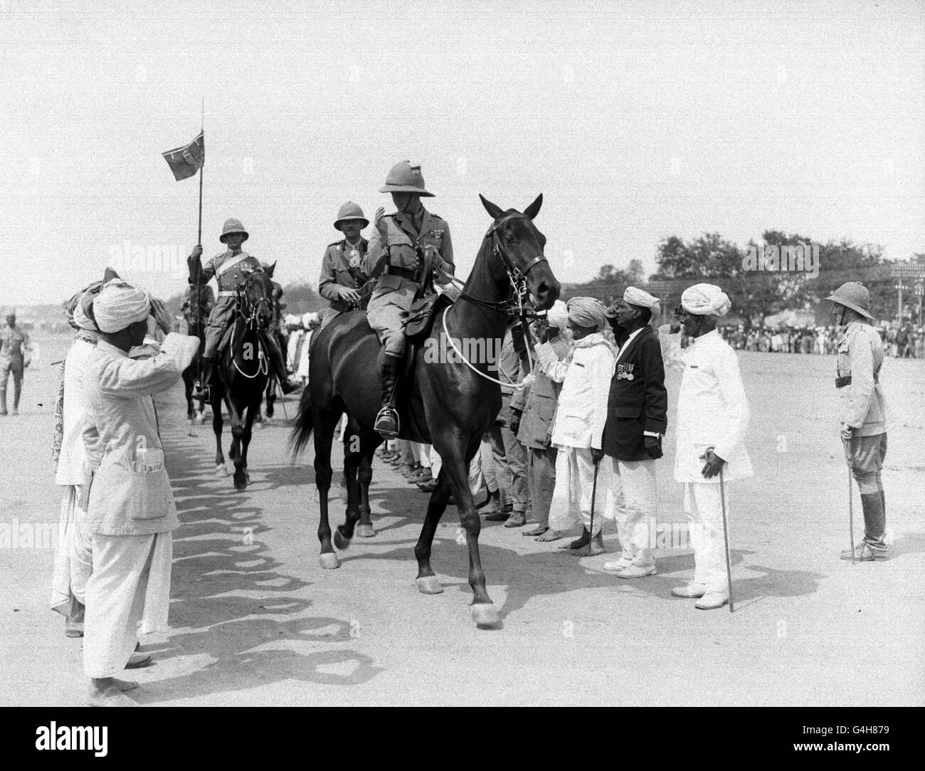 PA NEWS PHOTO 18/1/22: THE BRITISH RAJ : THE PRINCE OF WALES IN BANGALORE, INDIA, DURING HIS TOUR TO JAPAN AND THE EAST. THE PICTURE SHOWS THE PRINCE RIDING BETWEEN LINES OF SALUTING INDIAN ARMY PENSIONERS. Stock Photo