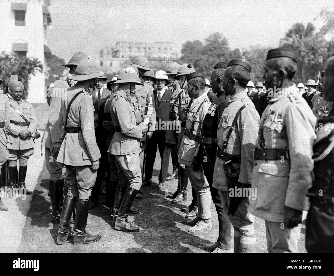 PRINCE OF WALES MEETS GURKHA OFFICERS: 1922 Stock Photo