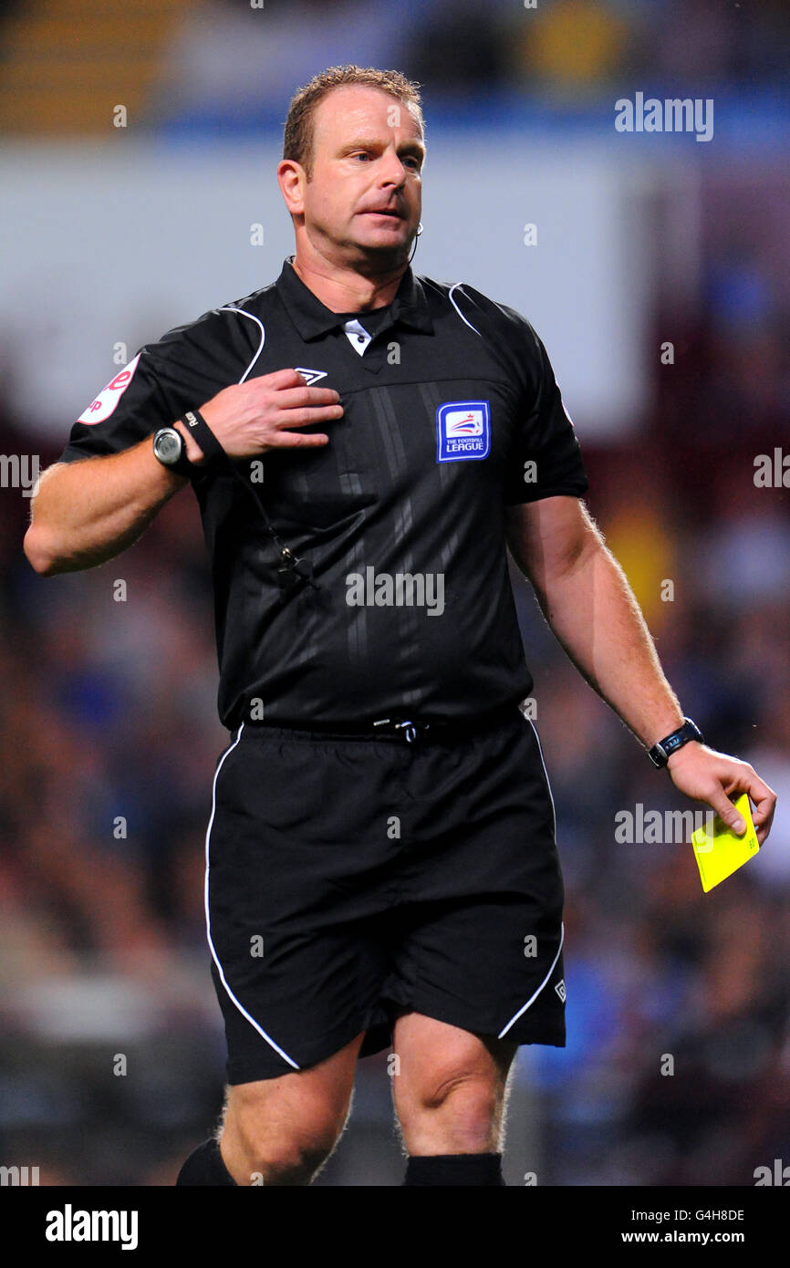 Soccer - Carling Cup - Second Round - Aston Villa v Hereford United - Villa Park. Referee Keith Wright Stock Photo