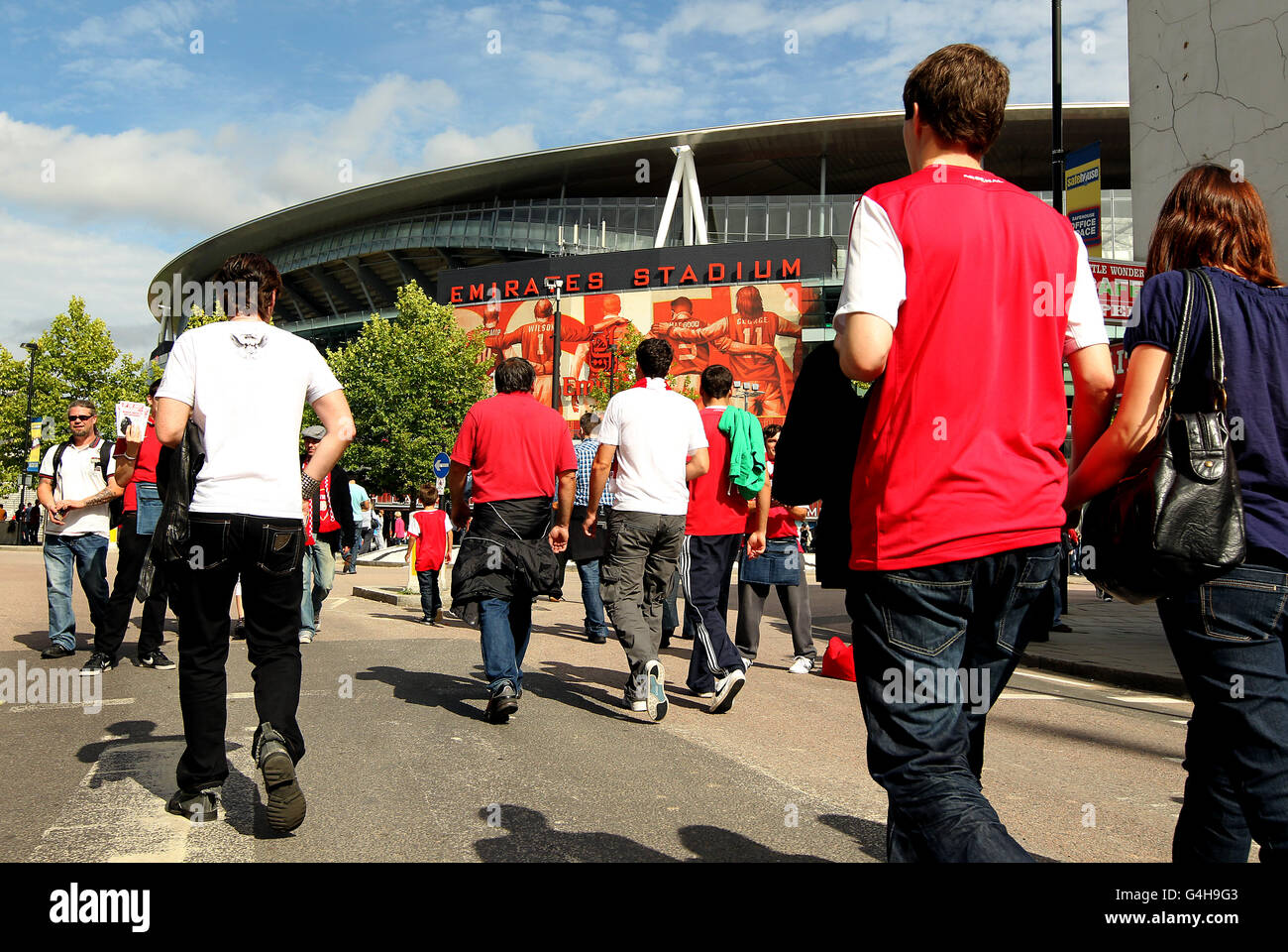 Fans arrive emirates stadium hi-res stock photography and images - Alamy