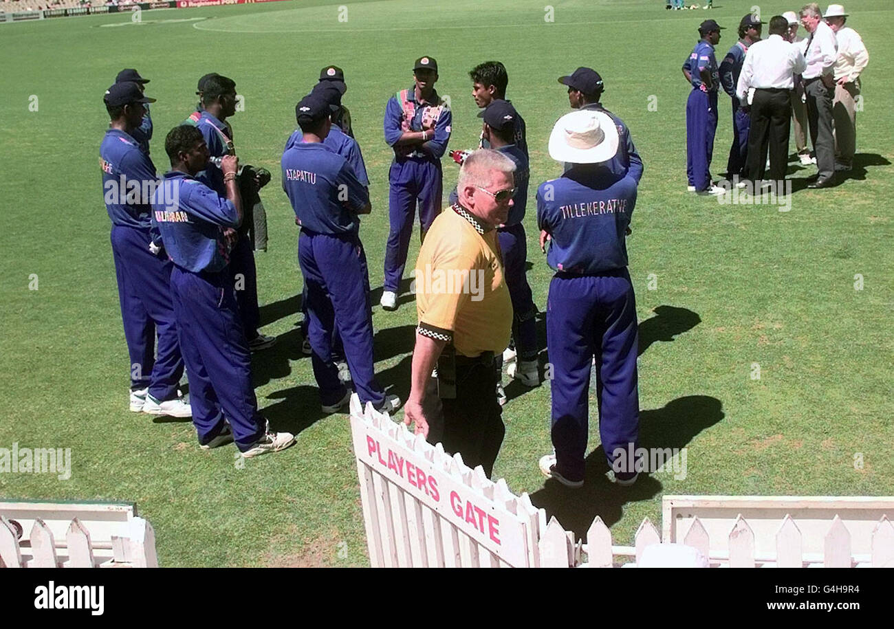 Sri Lankan cricket players waiting Stock Photo