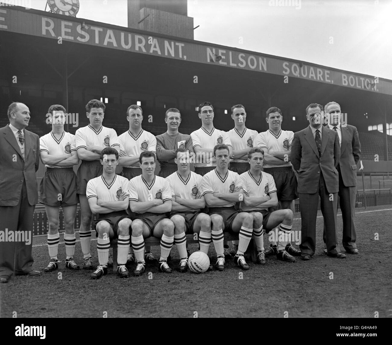 Bolton Wanderers team group. (Back row, L-R) Mr Bill Ridding, Ralph Gubbins, Roy Hartle, Derek Hennin, Eddie Hopkinson, John Higgins, Brian Edwards, Tommy Banks, unknown and unknown. (Front row, L-R) Brian Birch, Dennis Stevens, Nat Lofthouse, Ray Parry and Doug Holden Stock Photo