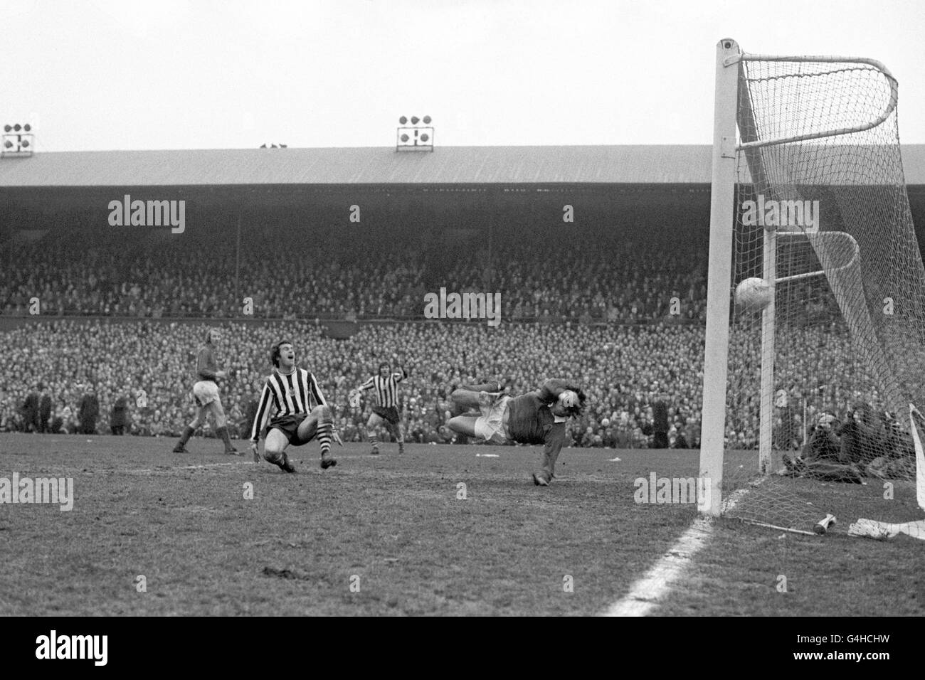 Soccer - FA Cup - Sixth Round - Newcastle United v Nottingham Forest - St James' Park Stock Photo