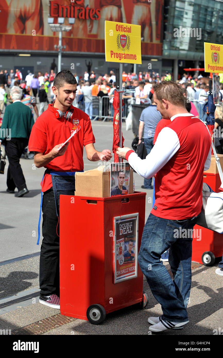 Programme Seller Programme sellers outside entrance to emirates stadium hi-res stock ...