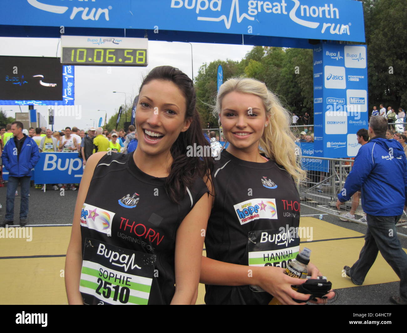 Former Miss Great Britain Sophie Gradon (left), of Ponteland, Northumberland, and reigning Miss Newcastle Hannah Gray, 20, a musical theatre student at Newcastle College, also from Ponteland, on the start line of the Great North Run in Newcastle. Stock Photo