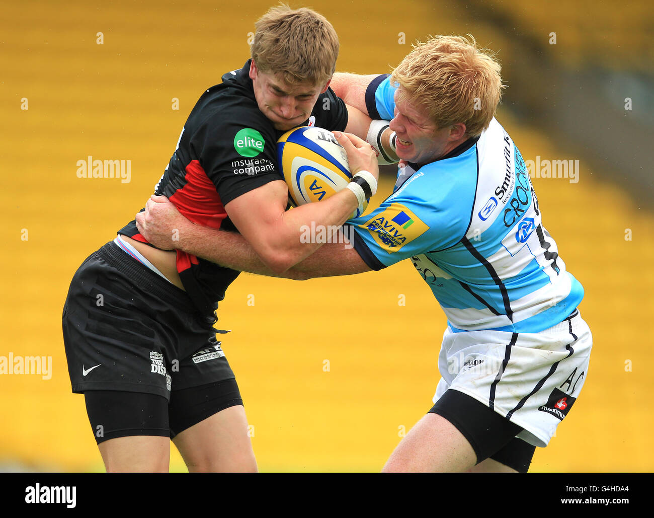 Rugby Union - Aviva Premiership - Saracens v Worcester Warriors - Vicarage Road. Saracens' David Strettle and Worcester Warriors' Alex Crockett (right) wrestle for the ball Stock Photo