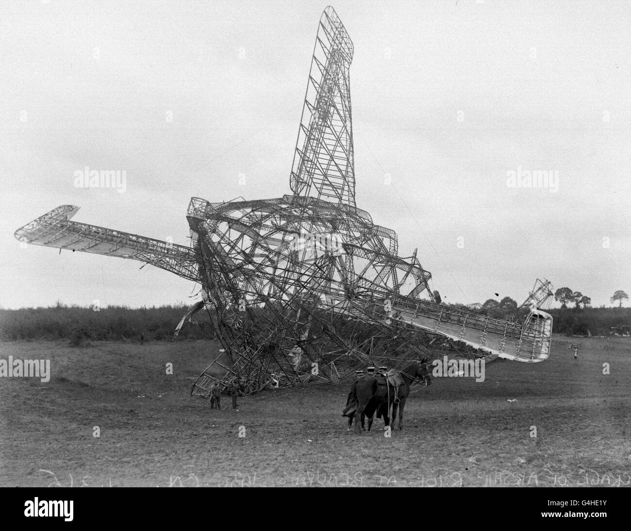 R101: 5/10/30 : STERN, RUDDERS AND ELEVATORS, THE REMAINS OF THE WRECKAGE OF THE R101 AIRSHIP AFTER ITS CRASH AT BEUVAIS IN FRANCE Stock Photo