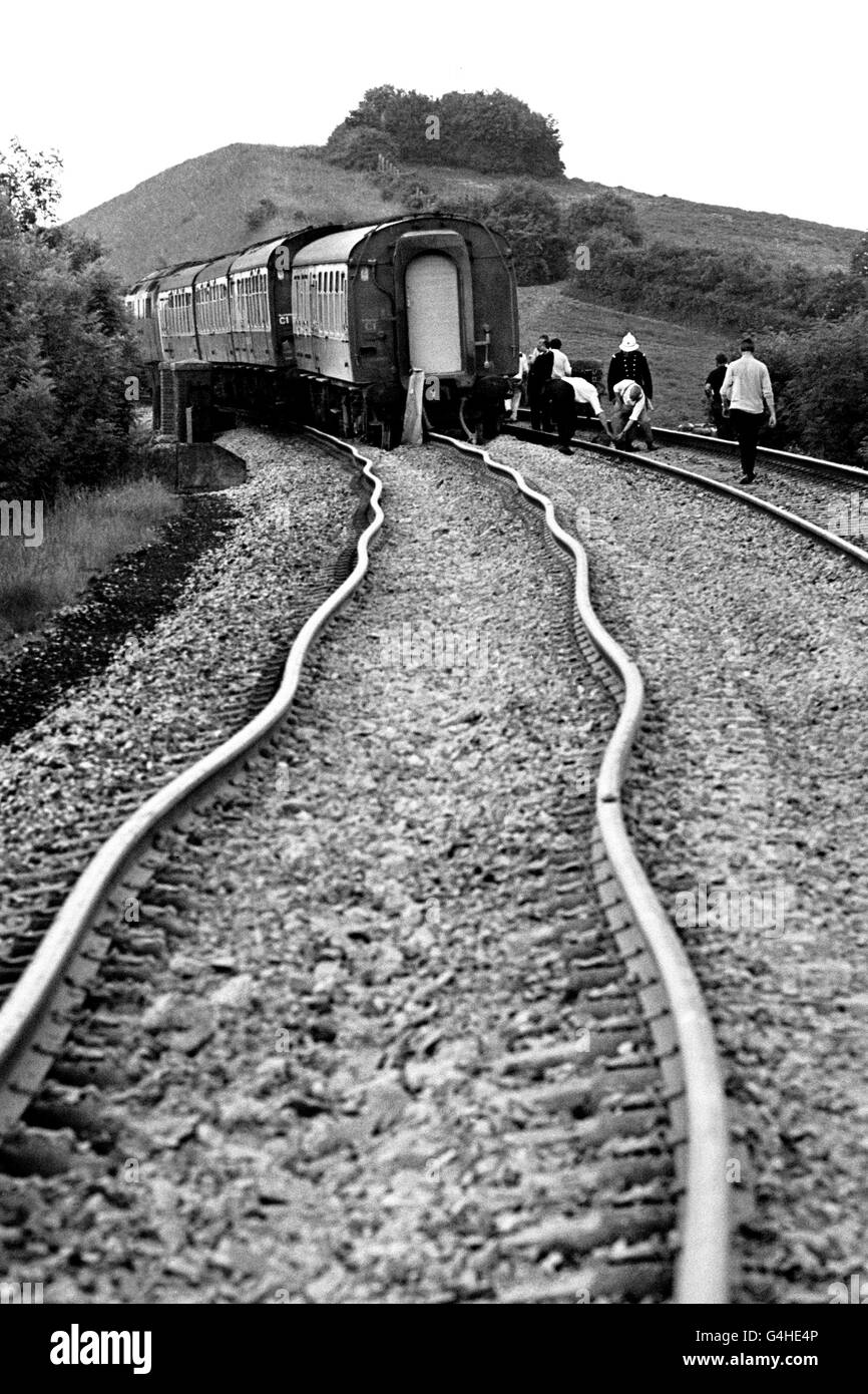 Twisted rails point to a derailed coach of the 14.45 hours Paignton (Devon) to Paddington (London) express after the rear four coaches of the train had left the track at Skeel Bridge, near Castle Cary, Somerset. Stock Photo