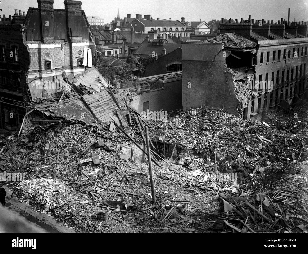 PA NEWS PHOTO 9/9/40 THE BLITZ: DAMAGE CAUSED TO LONDON'S BUILDINGS AND HOUSES FROM A GERMAN AIR RAID DURING THE SECOND WORLD WAR. 1940. Stock Photo