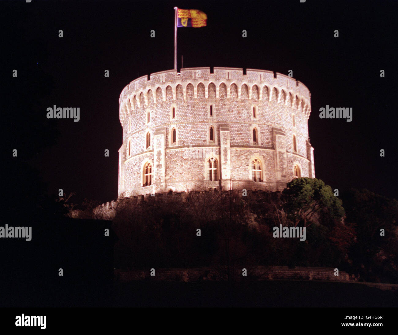 Round Tower Windsor Castle.. Her Majesty the Queen's Royal standard