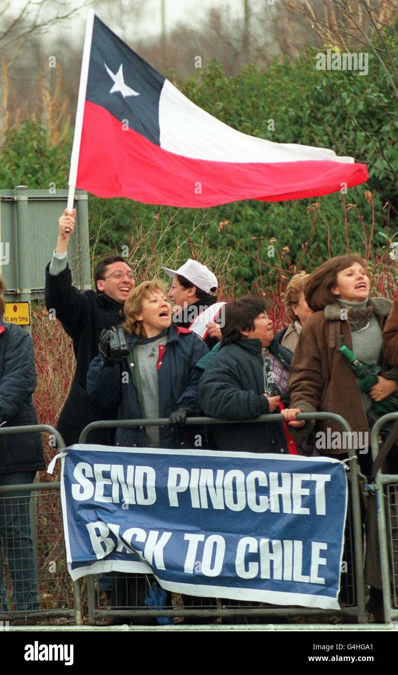 Demonstrators wave a Chilean flag outside Belmarsh Magistrates Court in south east London today December 11, 1998, where former dictator of Chile General Augusto Pinochet, appears to face extradition to Spain. Photo by Neil Munns/PA. See PA story COURTS Pinochet Stock Photo
