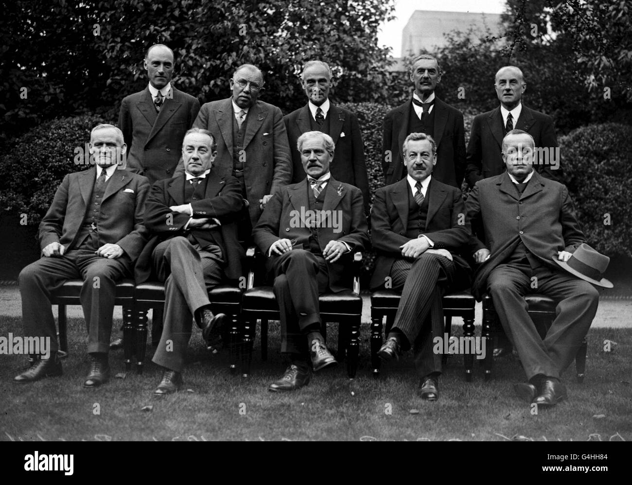 PA NEWS PHOTO 31/8/31 A LIBRARY FILE OF THE GROUP OF THE NEW CABINET PHOTOGRAPHED IN THE GARDEN OF NO.10 DOWNING STREET, LONDON. FROM LEFT TO RIGHT: R. MACDONALD, S. BALDWIN, P. SNOWDEN, SIR H. SAMUEL, LORD SANKEY, MARQUESS OF READING, SIR S. HOARE, J.H. THOMAS, NEVILLE CHAMBERLAIN AND SIR P. CUNLIFFE-LISTER Stock Photo