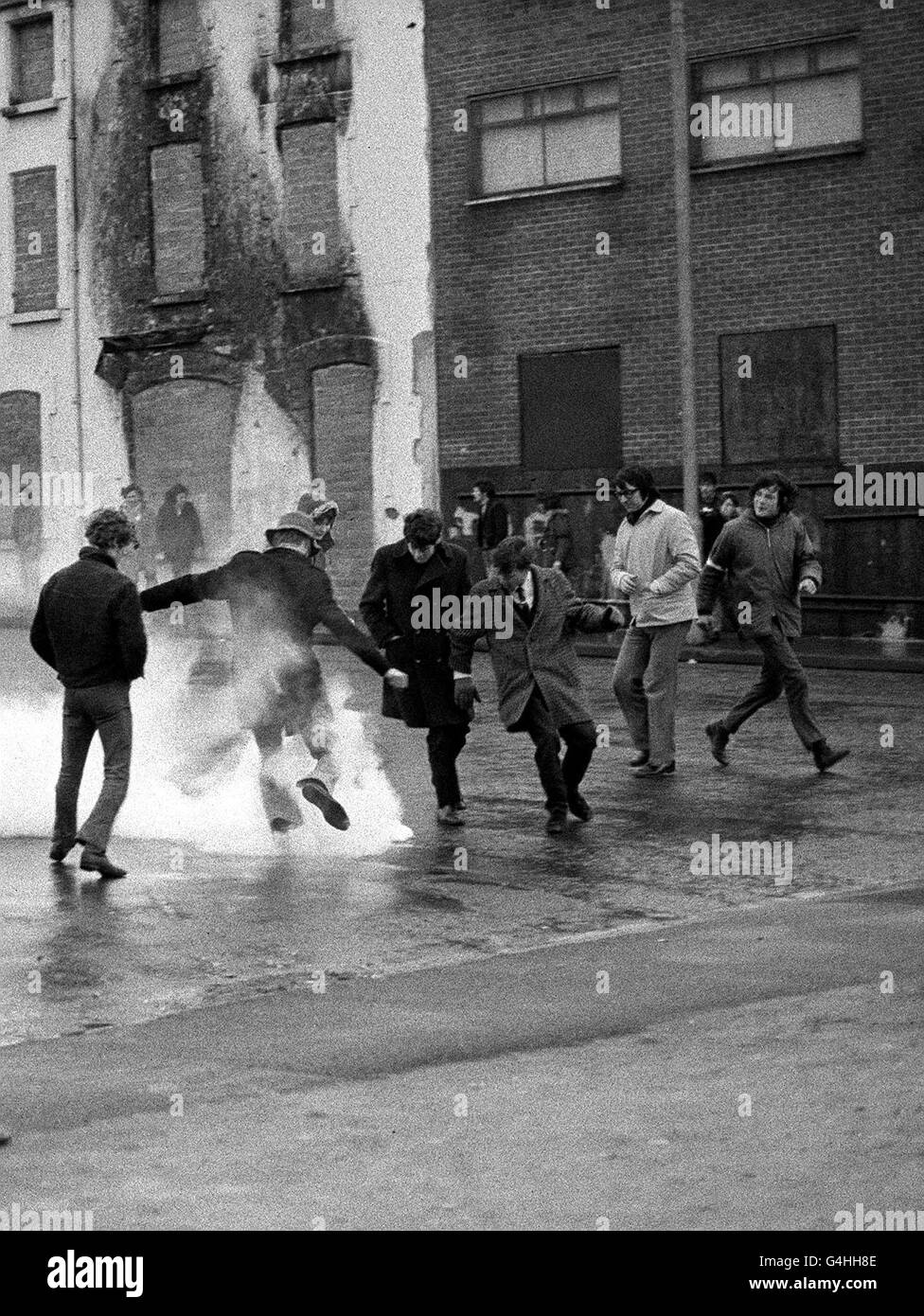 PA NEWS PHOTO 2/2/72 CS GAS IS SEEN IN USE AGAINST BOGSIDERS AFTER THE MASS FUNERALS HERE. THIS INCIDENT WAS NEAR WILLIAM STREET, THE SCENE OF SUNDAY'S SHOOTINGS IN LONDONDERRY Stock Photo
