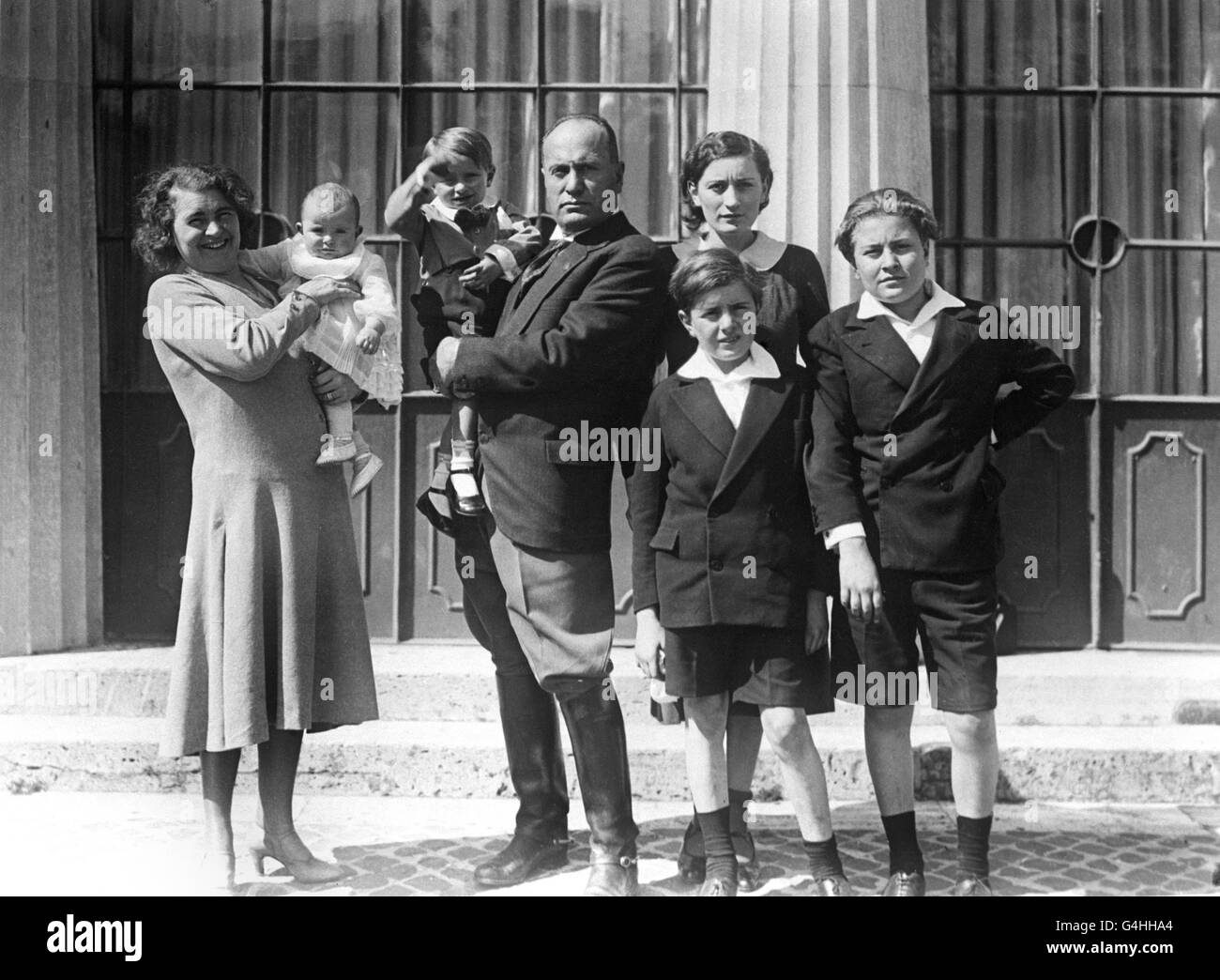 PA NEWS PHOTO 28/4/30 A LIBRARY PHOTO OF ITALIAN PRIME MINISTER SIGNOR BENITO MUSSOLINI 'IL DUCE' WITH HIS WIFE AND FIVE CHILDREN Stock Photo