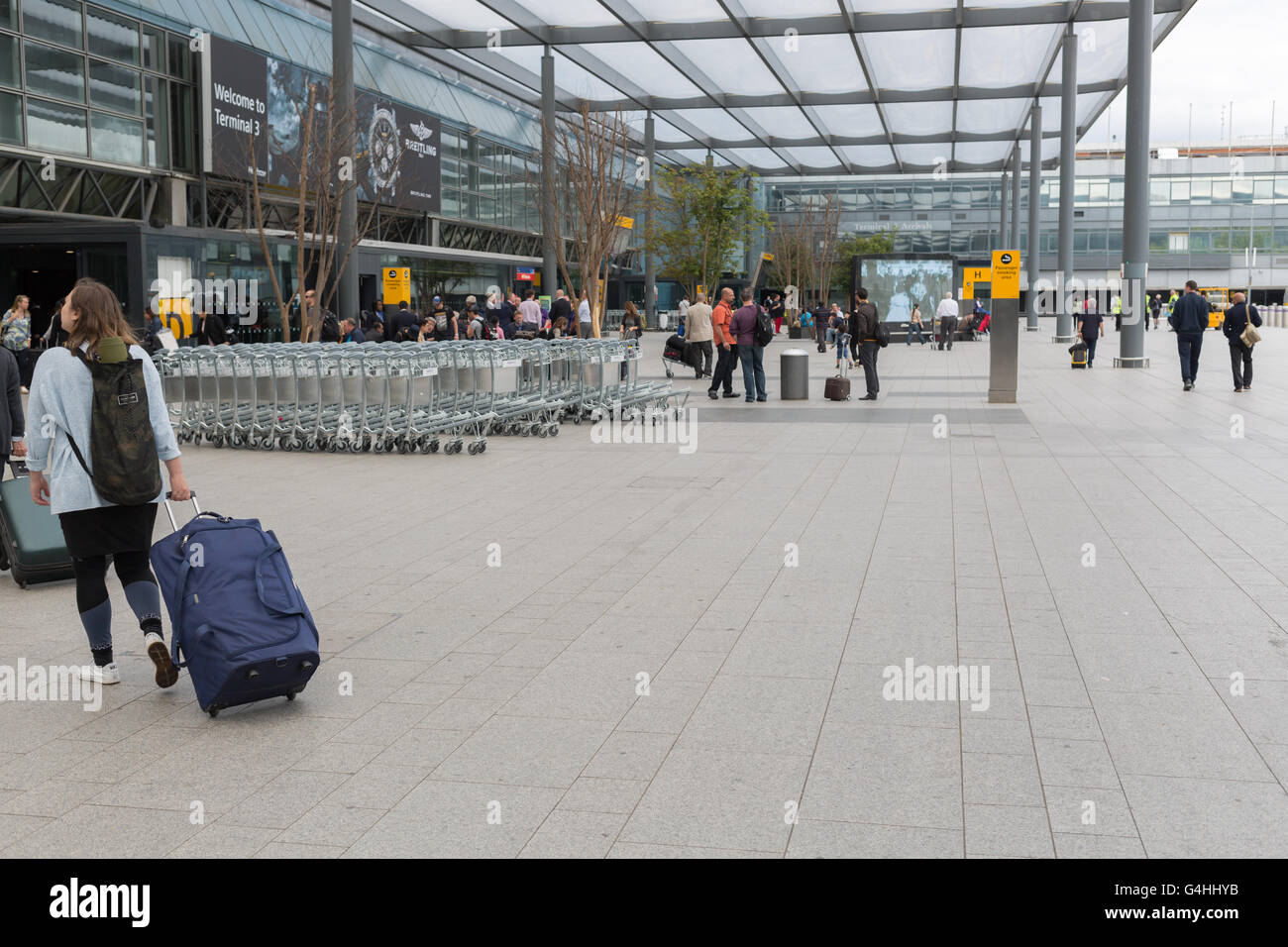 Street entrance to London Heathrow airport Terminal 3 Stock Photo - Alamy