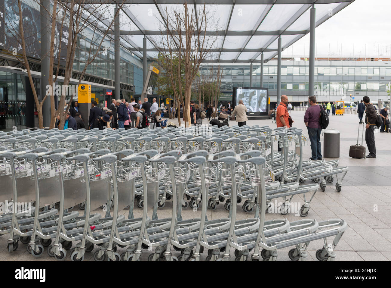 Street entrance to London Heathrow airport Terminal 3 Stock Photo - Alamy