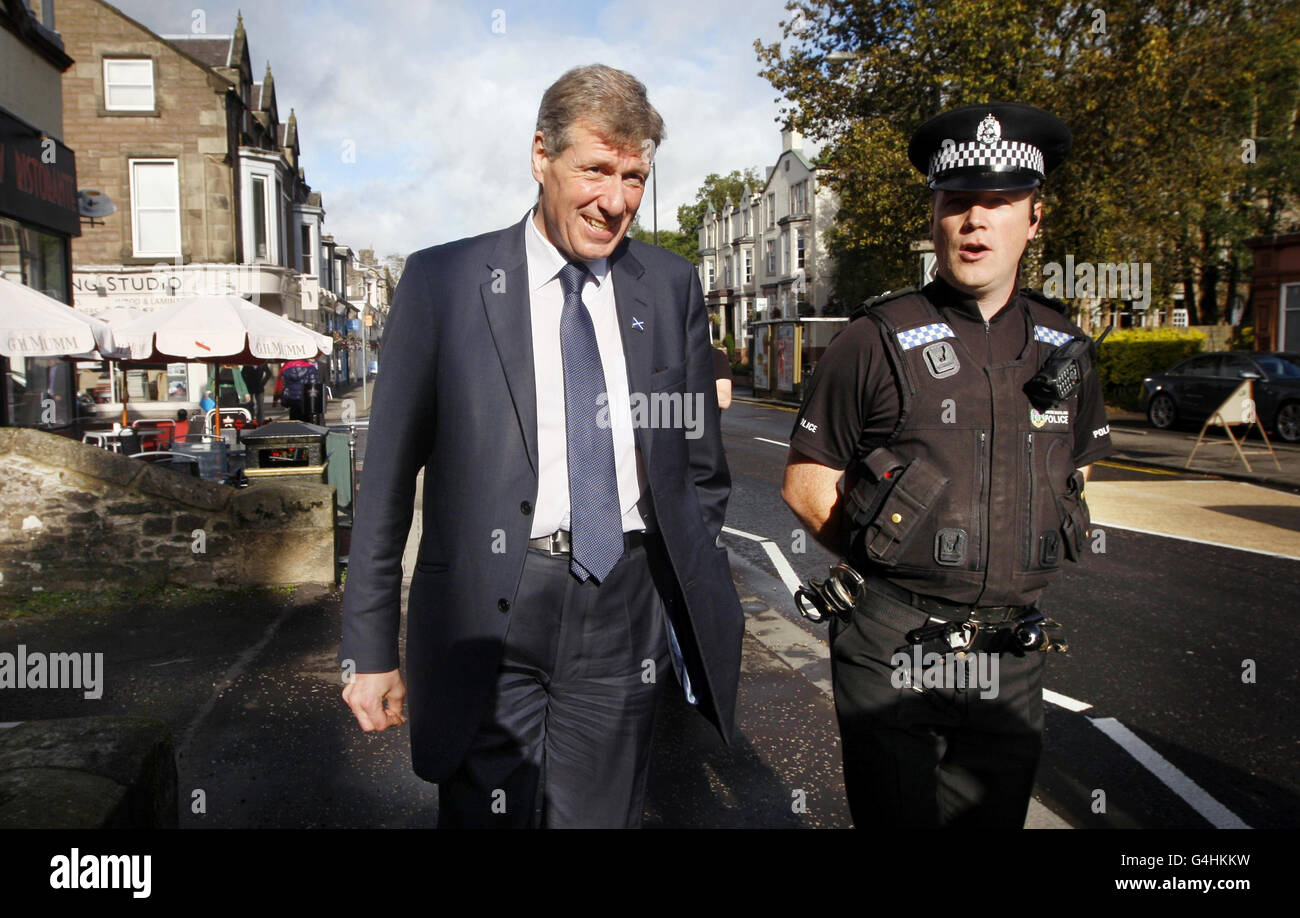 Justice Secretary Kenny MacAskill (left) with PC Gary Meikle during a visit to Bridge of Allan Police Station in Scotland, ahead of an announcement setting out the business case for creating national police and fire services, later today. Stock Photo