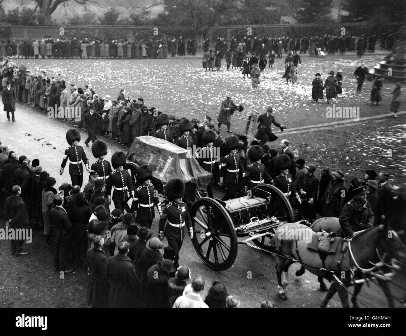 The funeral of Queen Alexandra, wife of King Edward VII: A general view of Queen Alexandra's funeral cortege showing her coffin on a gun carriage, her Guards Escort and the crowd as the cortege leaves Sandringham, Norfolk. Stock Photo