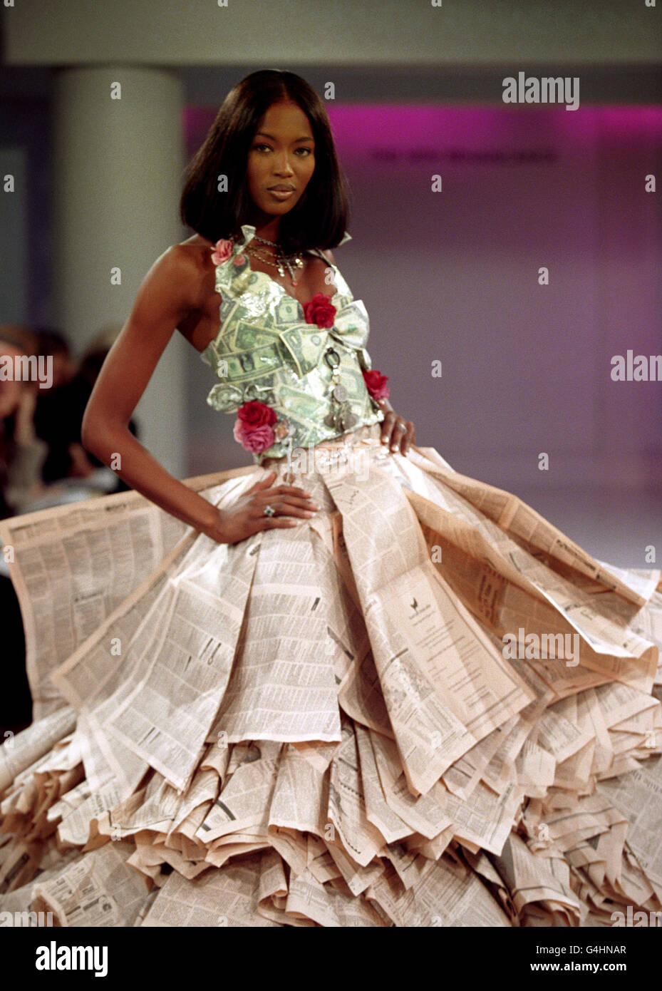 papir korrekt umoral Model Naomi Campbell wearing a wedding dress made from newspapers and  dollar bills as part of the New Renaissance collection at the Harvey  Nichols and Perrier New Generation Designers Show Stock Photo -